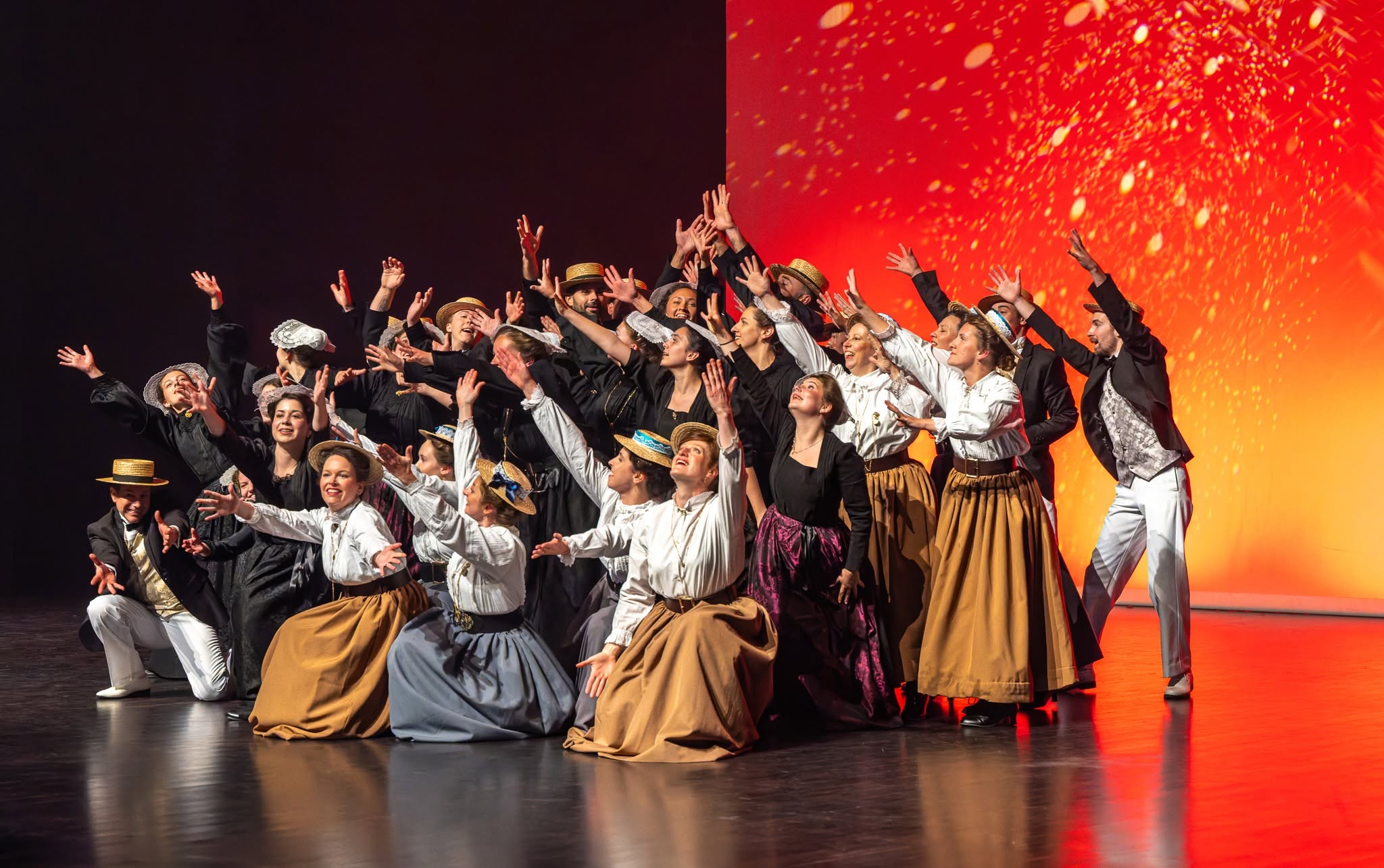Groupe de danseurs en costume traditionnel breton devant un décor extérieur